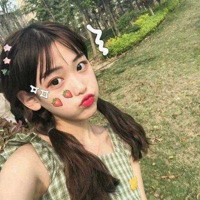 举杯畅饮的姐姐们